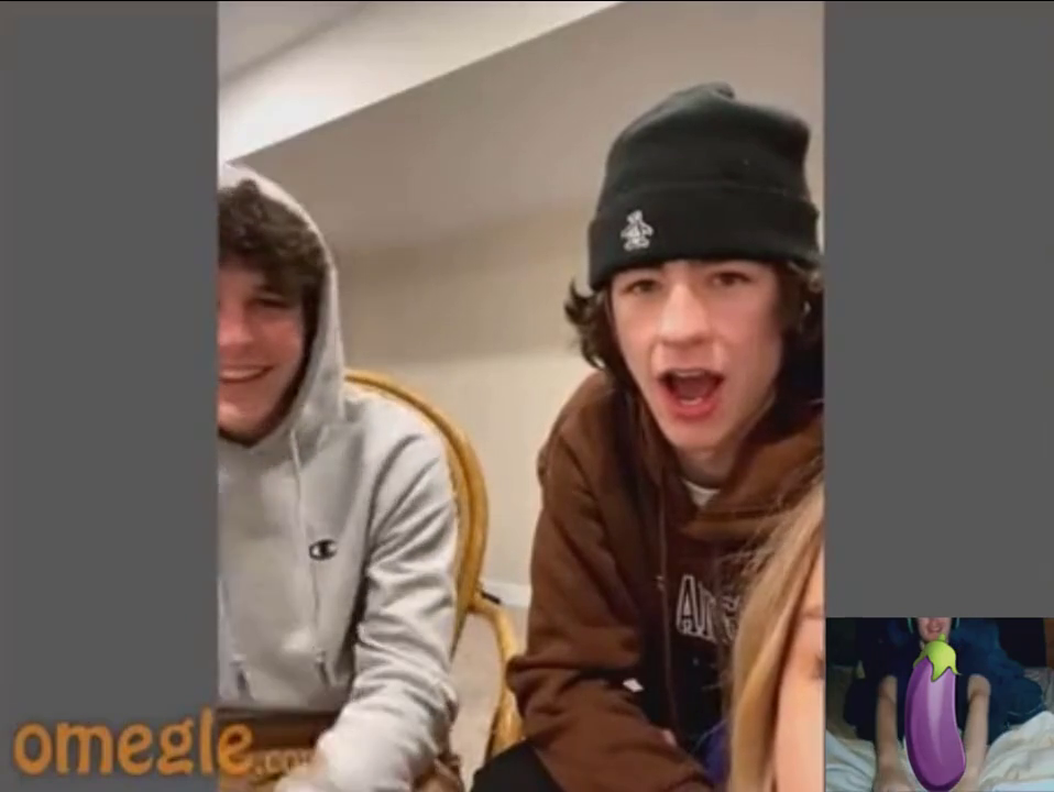 Ebony flashes me her tits on monkey app